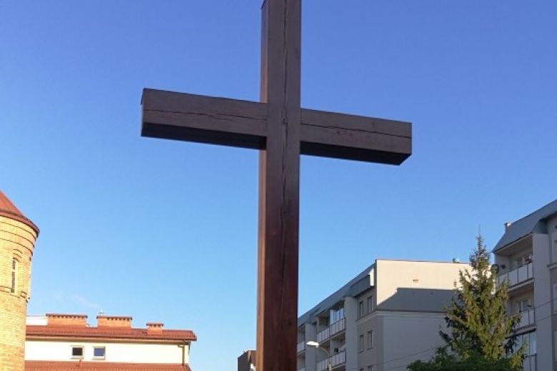 Poświęcenie krzyża na placu kościelnym