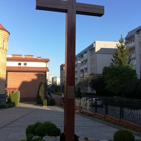 Ustawienie nowego krzyża na placu kościelnym 